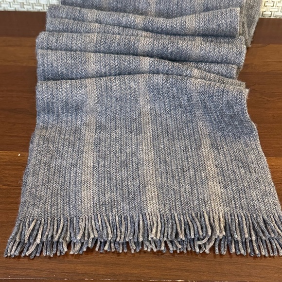 🌟HP🌟2010 Fine Gray & Tan 100% Merino Wool Scarf by GAP - Picture 4 of 11
